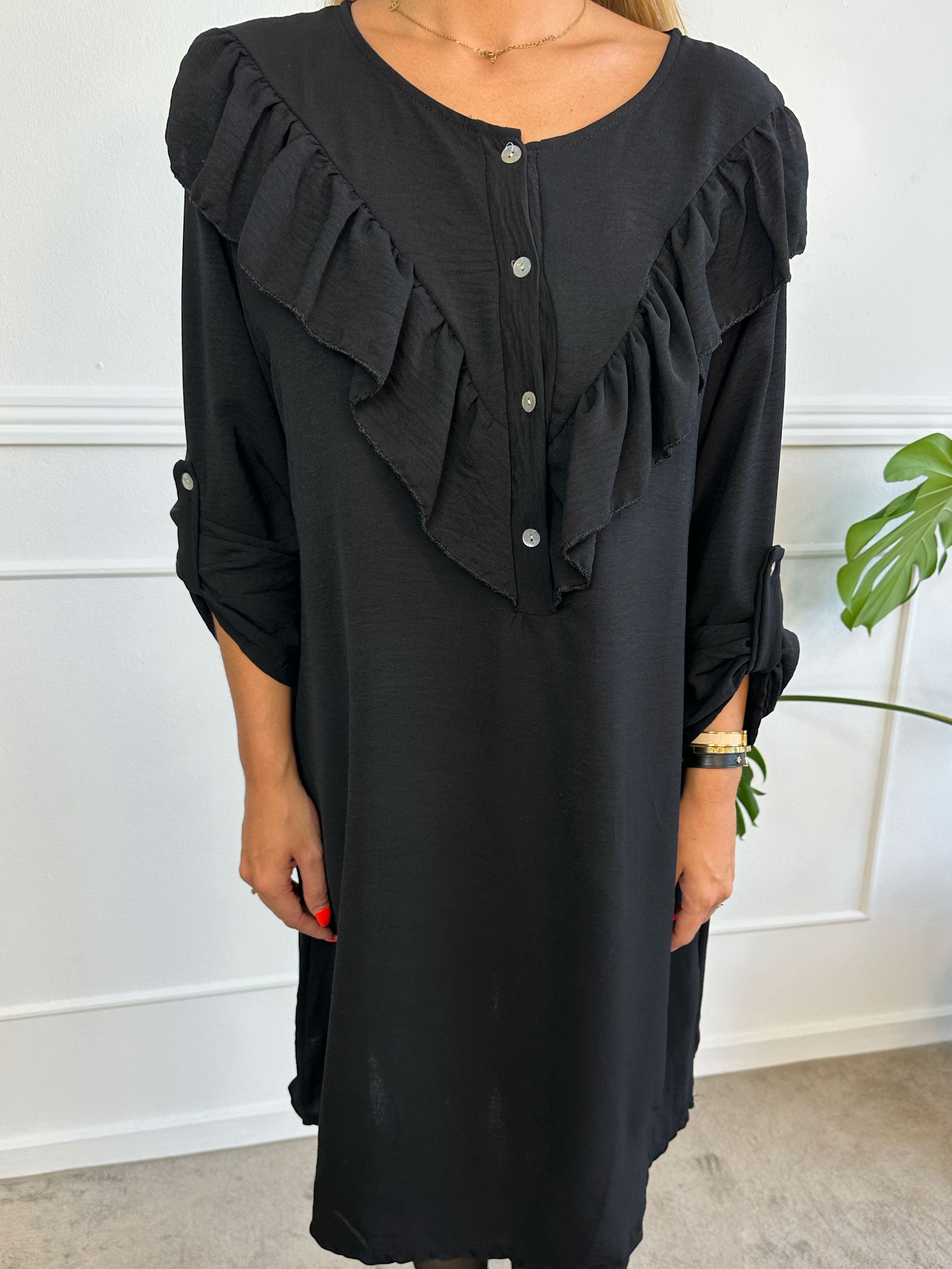 Nicola Dress - Söt klänning med volanger och knappar